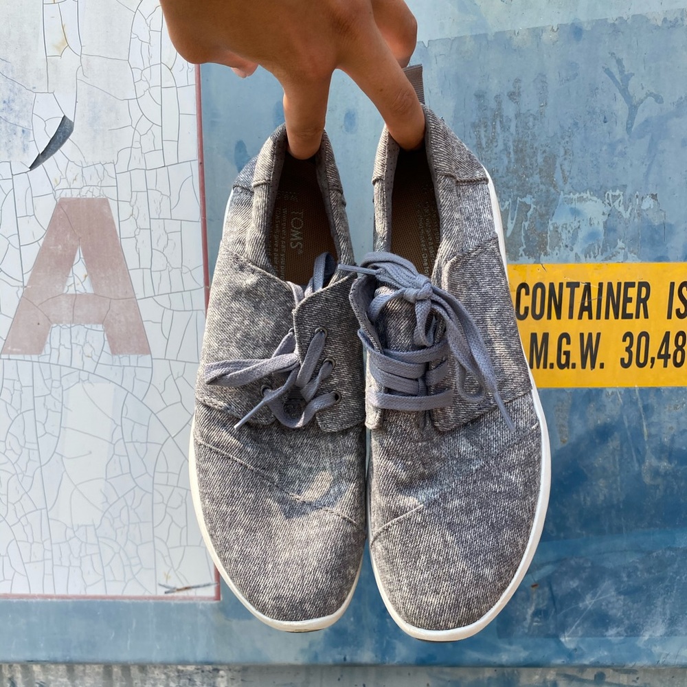 Toms casual sneakers.